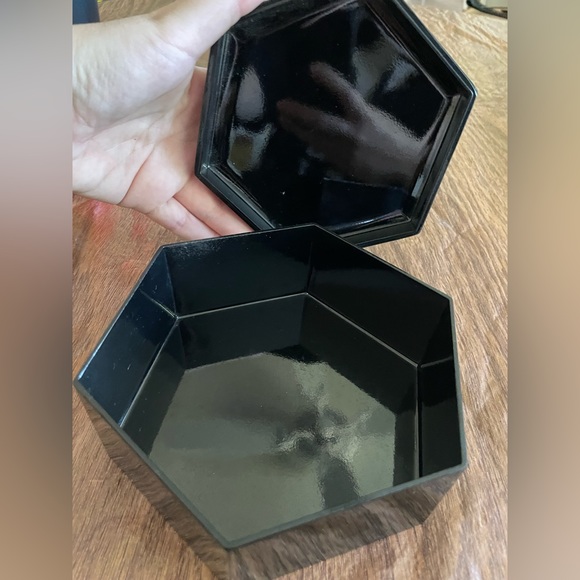 Black Laquer Trinket Box With Lid, Hand Painted Gold Bamboo - Picture 4 of 6